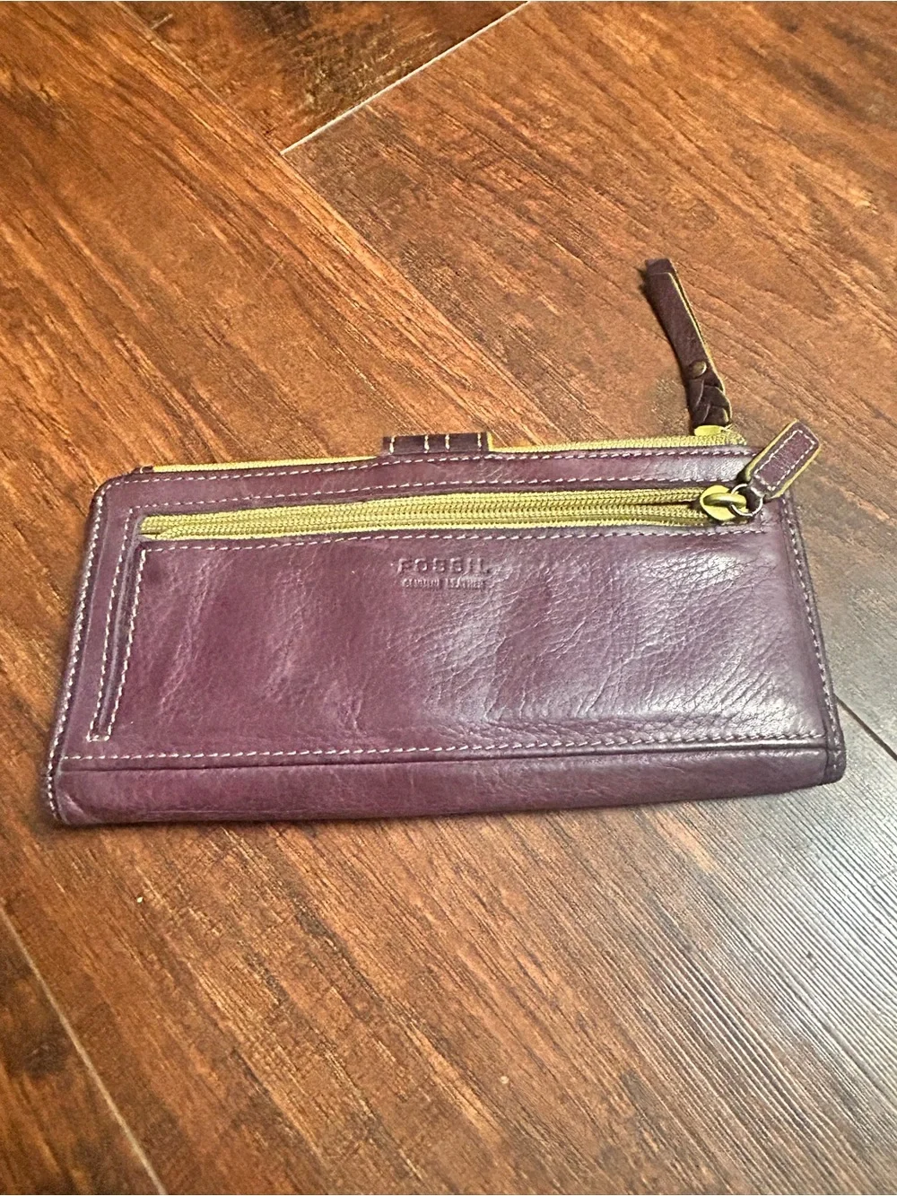 Fossil Plum Leather Wristlet with green  Zippers and Zip Pockets Y2K